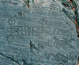 Prähistorie: Camunni-Zivilisation: ein von Pferden gezogener Wagen, Räder sind mit Speichen dargestellt und Pferde sind im Profil in einem Versuch der Perspektive. Felsgravur von Fels 23 von Naquane (Valcamonica, Val Camonica, Brescia). Zeitraum zwischen N