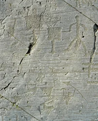 Urgeschichte, Camunni-Zivilisation, Felskunst: Gravuren von Hirschjagdszenen und Alltagsleben in einem Dorf. Zeitraum zwischen dem Neolithikum und der Bronzezeit. Capo di Ponte, Parco nazionale delle incisioni rupestri di Naquane, Valcamonica, Val Camonica