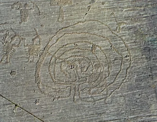 Vorgeschichte, Camunni-Zivilisation, Felskunst: Grabfelsen mit Darstellung von Kriegern mit Waffen, Schilden und Schwertern sowie einem Labyrinth. Zeitraum zwischen dem Neolithikum und der Bronzezeit. Capo di Ponte, Nationalpark der Felszeichnungen von Naq