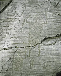 Felskunst der Camunni-Zivilisation: Grabfelsen mit stilisierten Darstellungen von Kriegern, Detail (Großer Krieger)