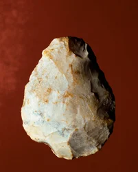 Prähistorie: Lithische Herstellung eines bifazialen Werkzeugs vom Micoquien-Typ