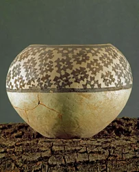 Vorgeschichte: Tonvase mit geometrischen Dekorationen vom Typ Anau aus der Fundstelle Gheoksjur (Südturkmenistan). 4000-3500 v. Chr. Eneolithikum, Kupferzeit. Sankt Petersburg, Eremitage, Russland