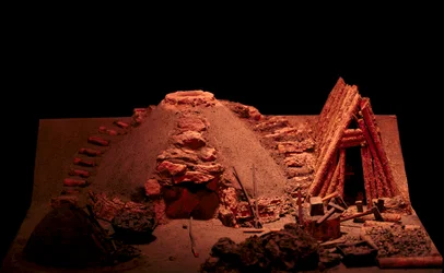 Prähistorie: Rekonstruktion einer Eisenzeit-Schmiede. Saint Germain en Laye, Museum der Antiken