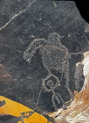 Vorgeschichte, Felskunst: Grabstein einer menschlichen Figur. Steinzeit 5000-2000 v. Chr. Taghit, Hochplateau von Hoggar (Ahaggar), Algerien