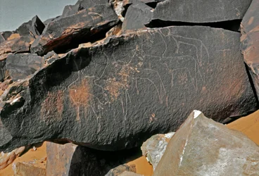 Felskunst: Grabstein mit Darstellung von Rindern. Tazina-Stil. Steinzeit 5000-2000 v. Chr. Taghit, Hochplateau von Hoggar, Algerien