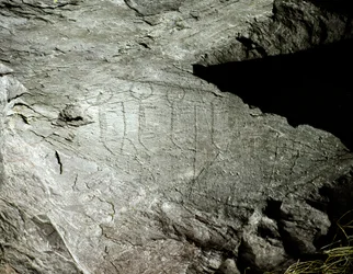Urgeschichte, Felskunst: Gravuren von zwei Paaren Ochsen, die einen Wagen ziehen. Kupferzeit. Eneolithikum (Chalkolithikum). Roche Nr. 2. Cemmo (Brescia) Parco archeologico nazionale dei Massi di Cemmo, Italien
