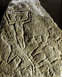 Vorgeschichte, Felskunst: Petroglyphe (Ritzzeichnung auf Stein) mit einer Jagdszene, Jungsteinzeit, Steinzeit