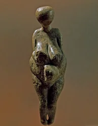 Vorgeschichte: Statue einer Gravettian-Frau vom Fundort Kostenki (Oblast Woronesch). 30000-25000 v. Chr. Oberes Paläolithikum, Steinzeit. Sankt Petersburg, Peter-der-Große-Museum für Anthropologie und Ethnographie, Russland