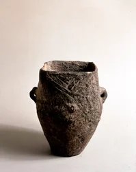 Vorgeschichte: Terrakottavase mit quadratischer Öffnung aus dem Neolithikum aus der Caverna Delle Arene in Candide (Ligurien). Pegli, Museo Villa Pallavicini