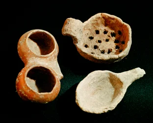 Vorgeschichte: Verschiedene Tischgeschirr-Accessoires (Sieb, Topf). Zivilisation der Apenninen (oder italienische Bronzezeit). 1400-1300 v. Chr. Perugia, Museo Archeologico Nazionale dell
