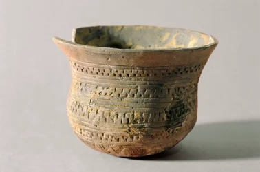 Vorgeschichte: Vase in Glockenform. Neolithikum (Terrakotta)