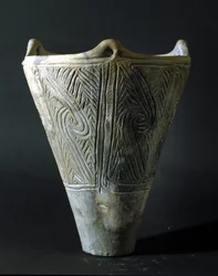 Terrakottavase aus der Jomon-Zeit (Vorgeschichte Japans). Rom, Nationalmuseum für Orientalische Kunst