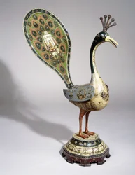 Ein Qajar-Pfau bemalt mit Blumendesigns und bildlichen Kartuschen, die Höflinge darstellen, 19. Jahrhundert