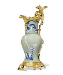Einer von einem Paar Louis XV Kannen, Porzellan 1662-1722, Montierungen ca. 1745-49