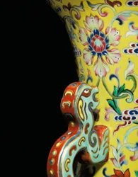 Detail von einem Paar kaiserlicher Famille-Rose-Vasen