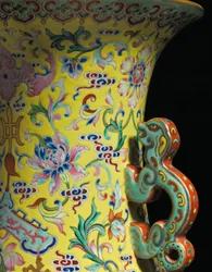 Detail von einem Paar kaiserlicher Famille-Rose-Vasen