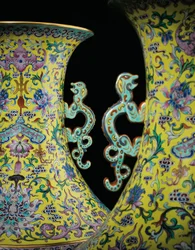 Detail von einem Paar kaiserlicher Famille-Rose-Vasen