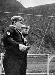 Zwei Matrosen auf der königlichen Yacht vor der Küste Norwegens