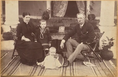Oberst Carpendale und Familie, Neemuch (Vorderseite, unten)