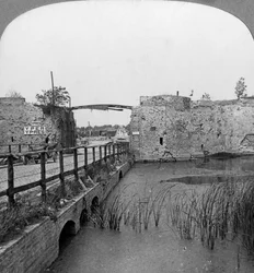 Befestigungsanlagen aus dem 14. Jahrhundert und Lille-Tor, Ypern, Belgien, Erster Weltkrieg, ca. 1914-1918