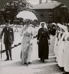 Ihre Majestät geht durch die Ehrengarde der Krankenschwestern des RN Krankenhauses, Hull, 20. Jahrhundert