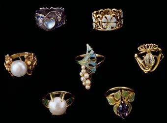 Gold-, Silber- und Kupferringe mit Emaille, Opal, Perlen, Amethysten und Brillanten