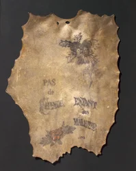 Menschliche Haut, tätowiert mit Blumen und Inschriften, Französisch