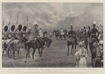 Die große Krönungsparade in Aldershot, 16. Juni, Königin Alexandra, in Abwesenheit des Königs, überreicht Fahnen an das 2. Highland Light Infantry