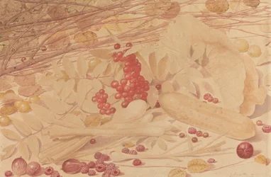 Stillleben mit Stachelbeeren, Himbeeren, roten Johannisbeeren, Frühlingszwiebeln, einer Essiggurke und Laub