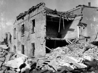 Die Bombardierungen von Sermide: ein schwer beschädigtes Haus während des Zweiten Weltkriegs