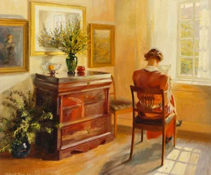 Eine Frau liest am Fenster