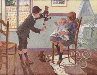 Zwei Kinder spielen mit ihrem neu angekommenen Babybruder