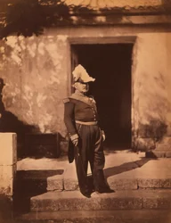 Der französische Marschall Pélissier, Ganzkörperporträt in Uniform und mit Hut, vor einem Gebäude stehend, Krimkrieg, Krim, Ukraine