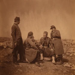 Zwei französische Soldaten neben drei sitzenden und rauchenden Zouave-Soldaten, Krimkrieg, Krim, Ukraine