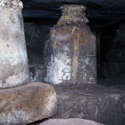 Antikes Rom, archaische Periode: Tempel unter dem Lapis Niger im Forum Romanum mit einer der ältesten lateinischen Inschriften. 6. Jahrhundert v. Chr. Italien