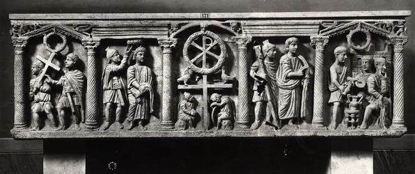Christliches Sarkophag dekoriert mit Szenen der Passion Christi, einschließlich der Verhaftung und Christus vor Pontius Pilatus, aus den Katakomben von St. Domitilla