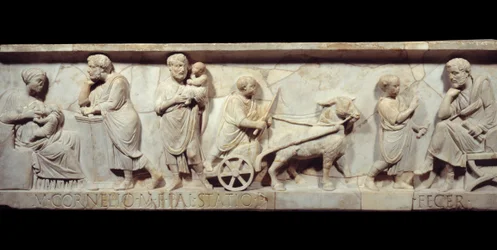 Fragment des Sarkophags von Marcus Cornelius Statius, um 150 n. Chr. - Antikes Rom: Vorderseite eines römischen Sarkophags. Szene aus dem Leben eines Kindes, das von der Geburt bis zum Lernen heranwächst. Paris, Musée du Louvre