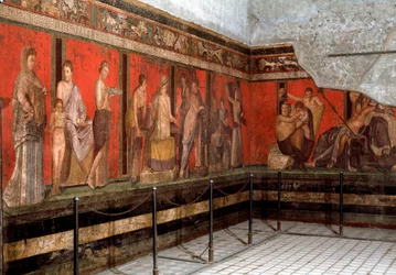 Einweihung in die Verehrung des Dionysos: Ein junger Mann wird in den Kult eingeführt und liest das Ritual, während ein kleiner Junge eine Opfergabe darbringt. 1. Jahrhundert v. Chr. Fresko aus der Villa dei Misteri in Pompeji, Italien