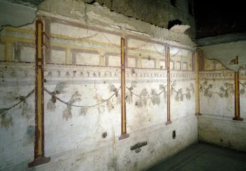 Innenansicht der Fresken mit Piniengirlanden