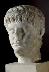 Marmorkopf von Nero (Nero Claudius Caesar Augustus Germanicus) (37-68 n. Chr.) Rom, Museo Nazionale Romano - Büste des Kaisers Nero (Nero Claudius Caesar Augustus Germanicus) (37-68 n. Chr.) - Marmorskulptur - Musei Capitolini, Rom, Italien
