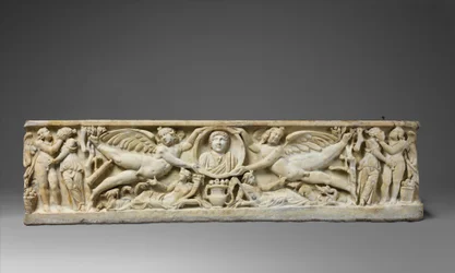 Marmorsarkophag mit fliegenden Eroten, die ein Clipeus-Porträt halten, ca. 190-200 n. Chr.