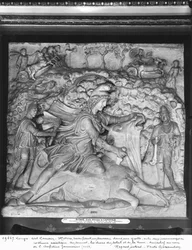 Mithras opfert den Stier in einer Grotte zwischen zwei Figuren in asiatischer Tracht, 2.-3. Jahrhundert (Marmor)