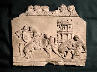 RÖMISCHE KUNST: Bassrelief in Terrakotta mit drei kämpfenden Gladiatoren