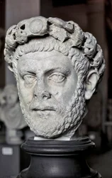 Römische Kunst: Büste Diokletians (Gaius Aurelius Valerius Diocletianus, 245-316), römischer Kaiser von 284 bis 305. Marmorskulptur. Istanbul, Archäologisches Museum.