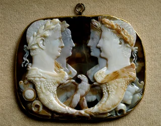 Römische Kunst: Onyx-Kamee (Gemma Claudia) mit Darstellungen der kaiserlichen Paare Claudius und Agrippina die Jüngere sowie Germanicus