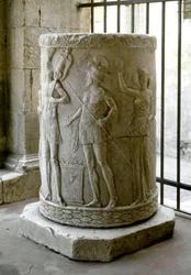 Römische Kunst: Marmorsockel mit Flachrelief darstellend eine Opferszene (40-30 v. Chr.)