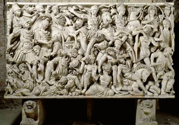 Römische Kunst: Ludovisi-Sarkophag mit einer Schlachtszene zwischen Römern und Barbaren - 3. Jahrhundert n. Chr., Maße 153 x 273 cm - Rom, Museo Nazionale Romano - Hostilian, Sohn des Kaisers Decius (201-51 n. Chr.), von Kavallerie umgeben, aus der