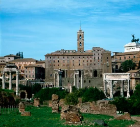 Römisches Forum: Panoramablick mit dem Tabularium im Hintergrund (79 v. Chr.). Rom