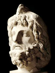 Römische Kunst: „bärtiger Kopf bedeckt von einem toten Vogel von Sarapis oder Serapis, griechisch-ägyptischer Gott des Todes“ Marmorskulptur aus Karthago. 2. Jahrhundert. Paris, Louvre-Museum