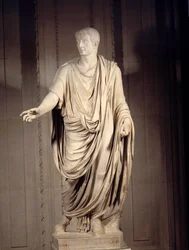 Römische Kunst: Marmorstatue des Kaisers Tiberius (Tiberius Claudius Nero, 42 v. Chr.-37 n. Chr.), römischer Kaiser. Höhe 2 m. Paris, Louvre